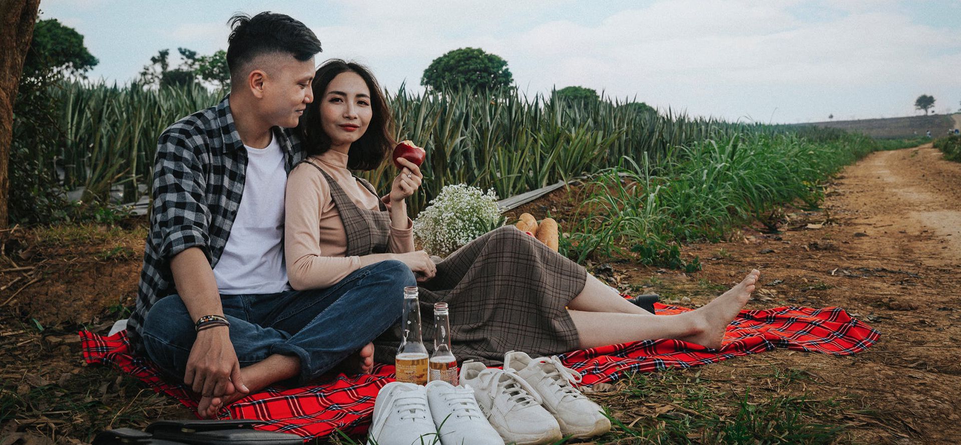 Los jóvenes en las citas en la naturaleza.