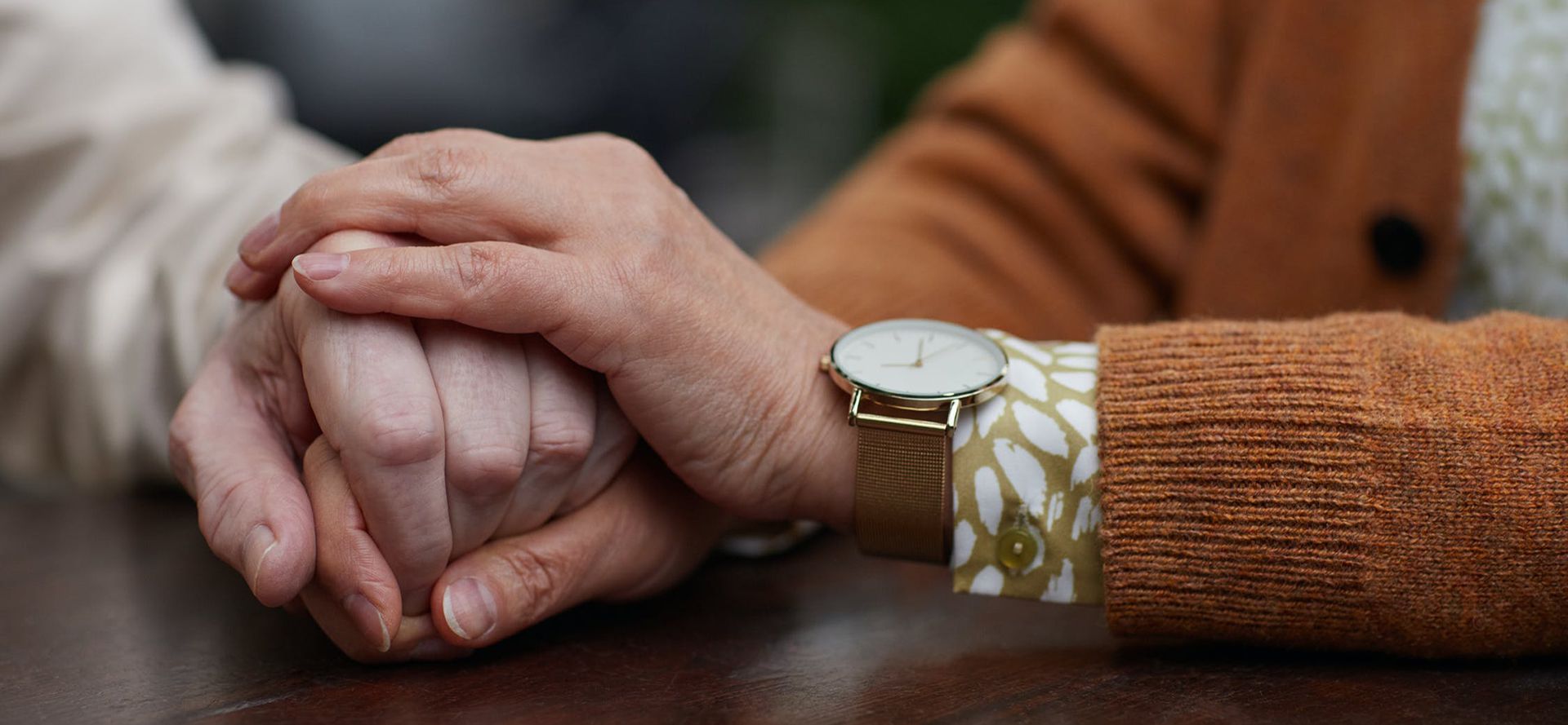 Los mayores se dan la mano en las citas.