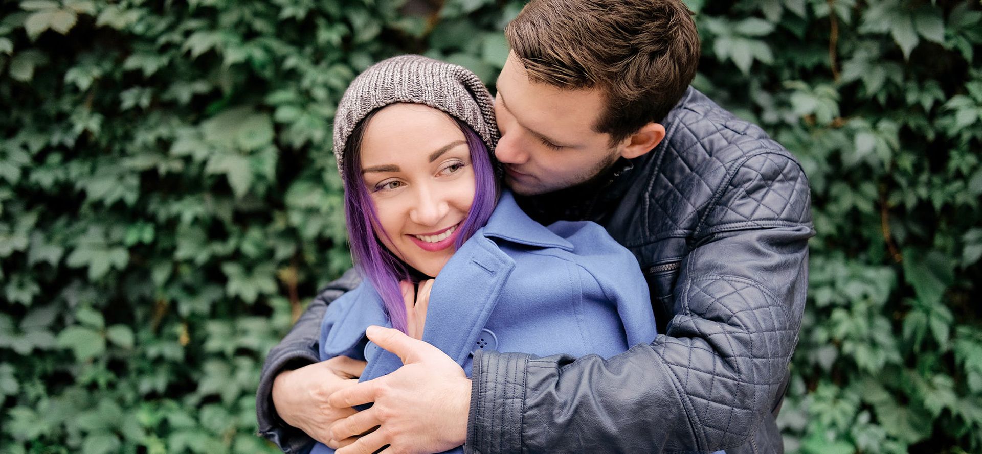 Jonge mensen knuffelen. 