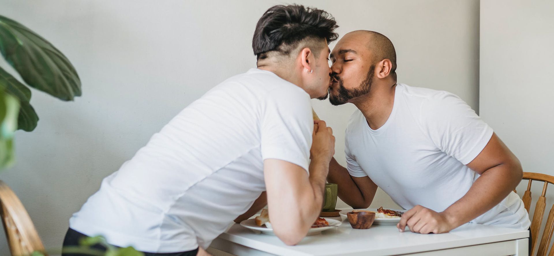 Twee kussende mannen .