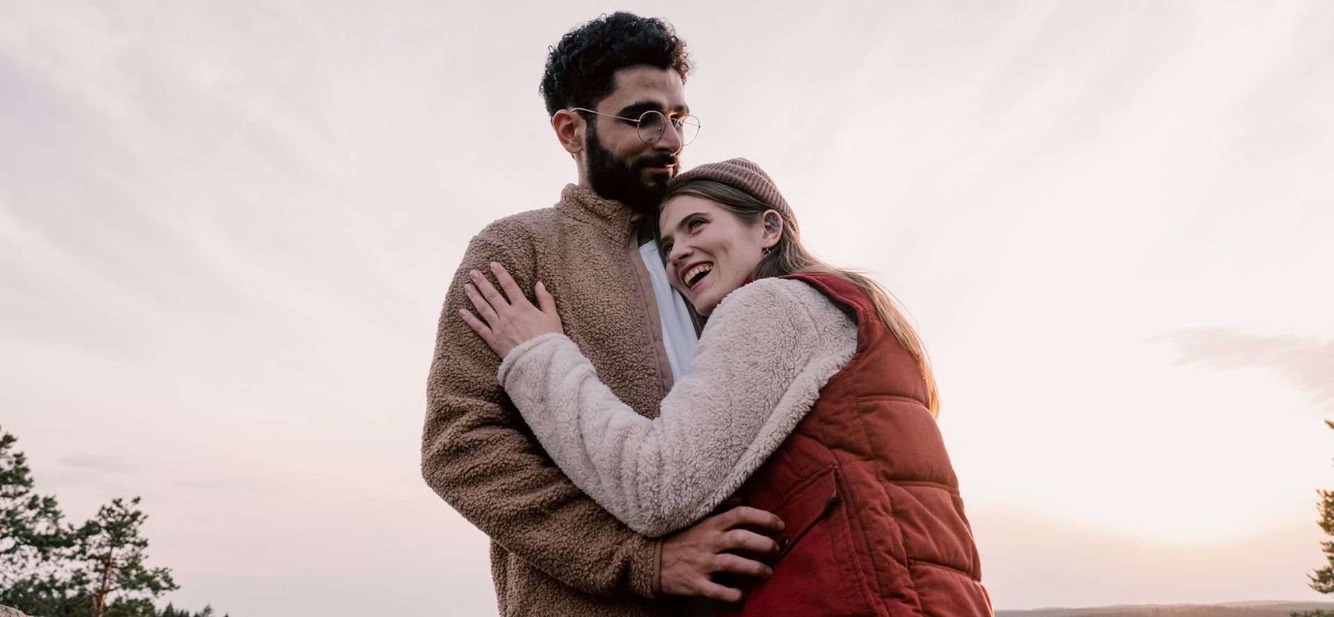 Kvinde og mand krammer på dating.