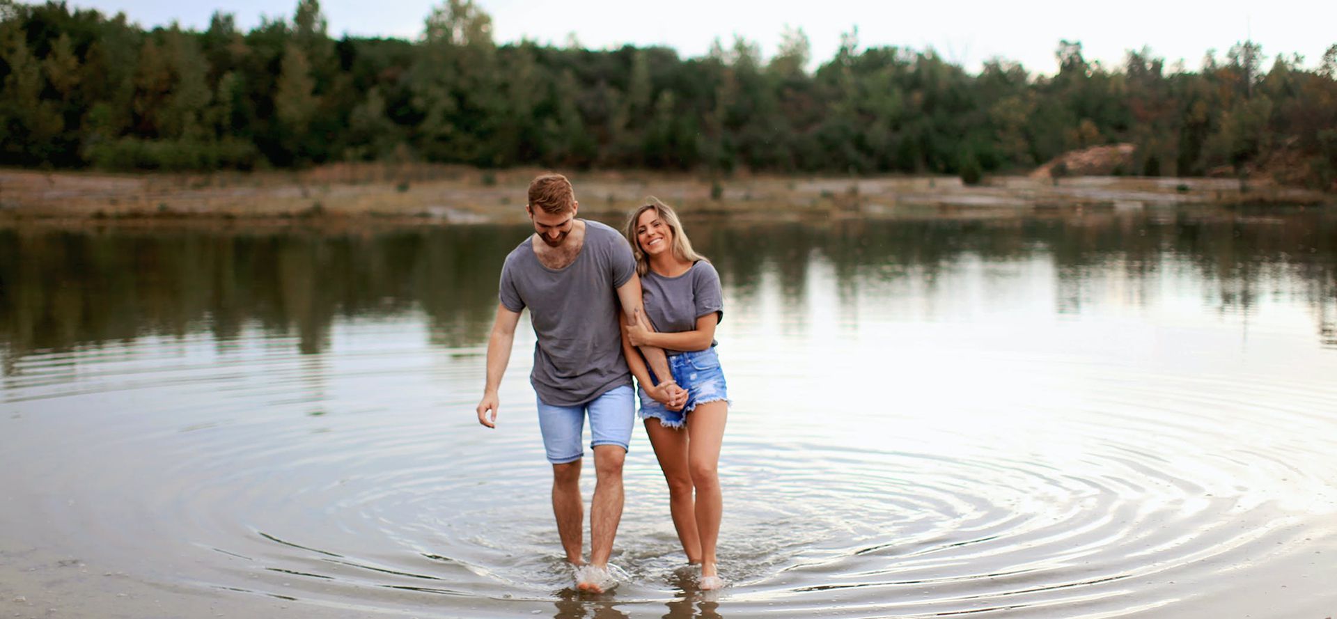 Dating nær søen og skoven.