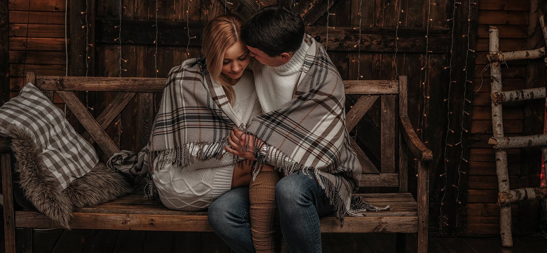 Muž a žena se objímají.