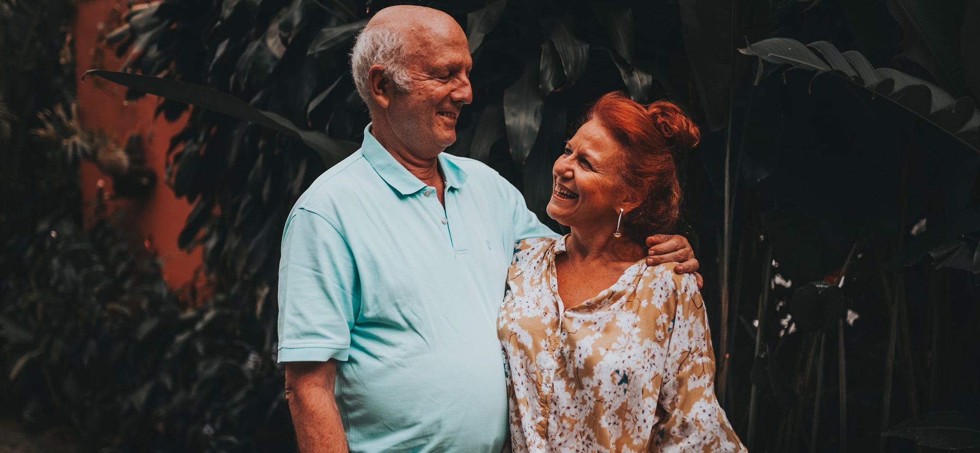 Idosos abraçando um namoro.