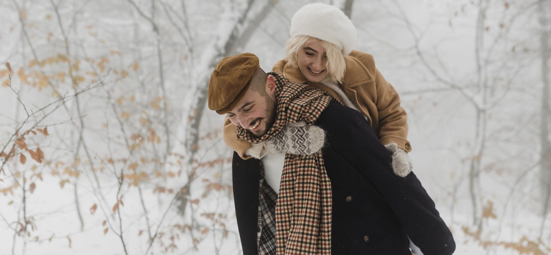 Mann und frau bei der verabredung im wald.