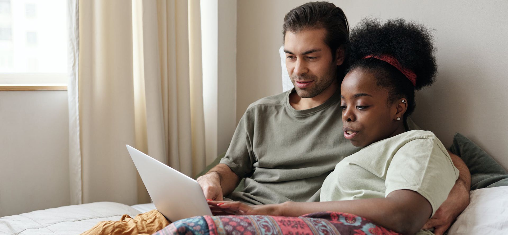 Homme et femme regardant un film sur les rencontres.