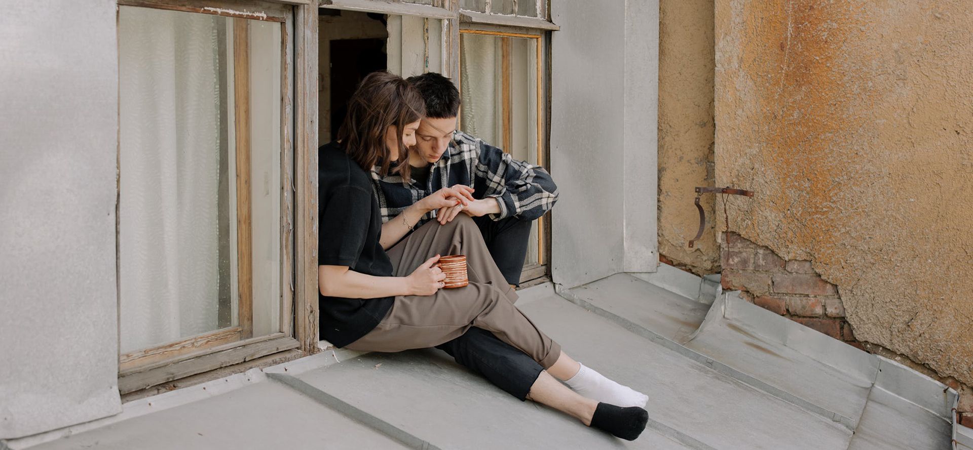 Rencontres entre adolescents sur le toit.